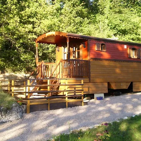 Les Roziers - Roulotte Bed & Breakfast *